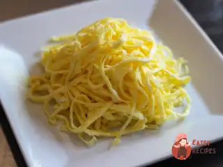 Обсмажена локшина з яйцем, кунжутом та соєвим соусом