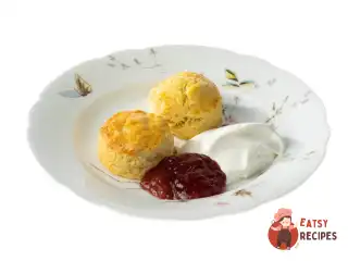 Скони з полуничним джемом та збитими вершками