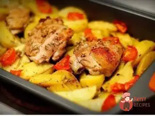 Курка, маринована в кефірі, запечена з картоплею та травами.