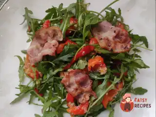 Салат з рукколою, беконом, болгарським перцем та кіноа