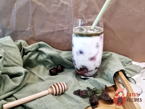 Матча на кокосовому молоці з черешнею