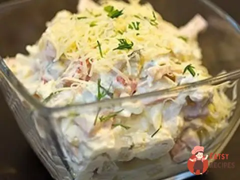 Салат з куркою, шинкою та сметаною