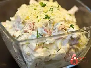 Салат з куркою, шинкою та сметаною