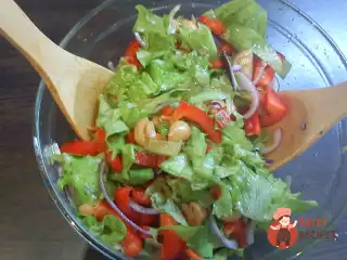 Легкий салат з маринованими печерицями