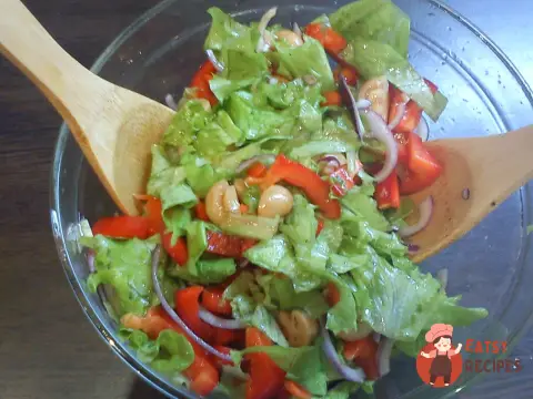 Легкий салат з маринованими печерицями