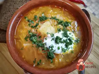Щи із квашеної капусти з картоплею