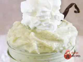 Кокосова тапіока з ваніллю та зеленим чаєм.