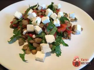 Теплий салат із сочевиці та смажених червоних перців