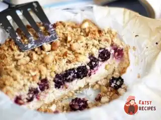 Домашній пиріг з сирним кремом і ожиною