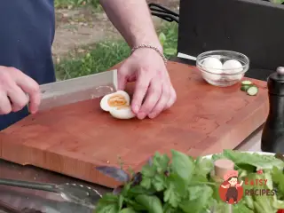 Крок 8: Дачний салат зі скумбрією на мангалі