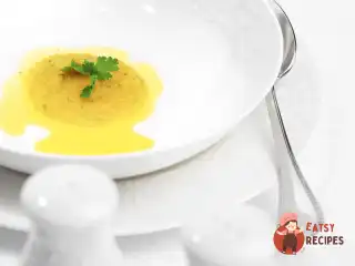 Суп з моркви, кінзи, яблука та капусти.