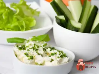 Єгипетський салат з сиром фета, м'ятою та кропом