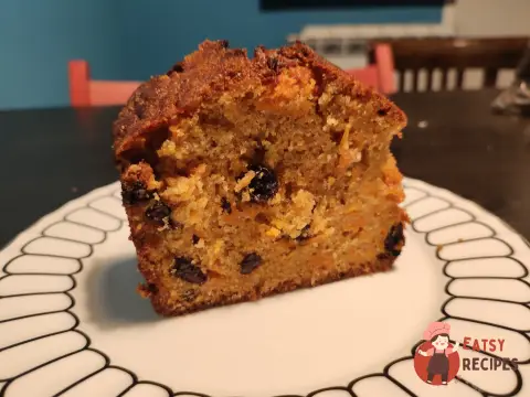 Морквяний кекс із родзинками та корицею