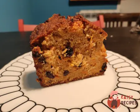 Морквяний кекс із родзинками та корицею