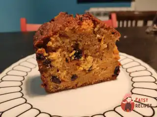 Морквяний кекс із родзинками та корицею