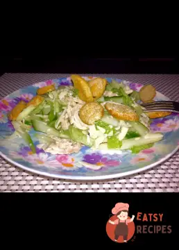 Хрумкий салат з куркою, червоною цибулею та сухариками