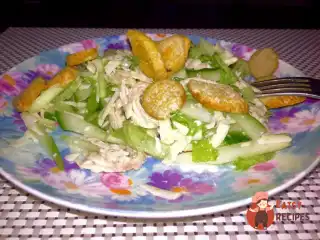 Хрумкий салат з куркою, червоною цибулею та сухариками