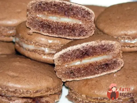Шоколадні тістечка макарони