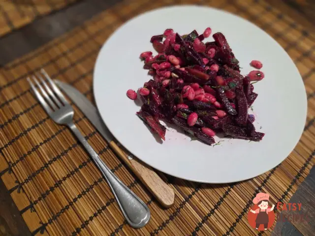 Буряковий салат із квасолею та солоними огірками