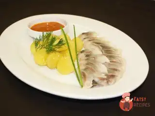 Оселедець з картоплею та конфітюром з обліпихи