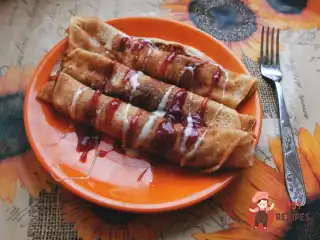Млинці на кислому молоці з малиновим джемом та згущеним молоком