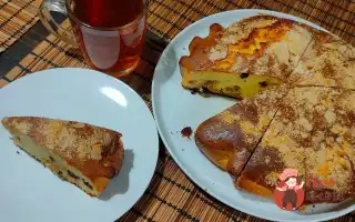 Бісквітний пиріг із родзинками та журавлиною