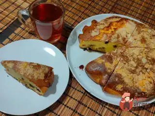 Бісквітний пиріг із родзинками та журавлиною