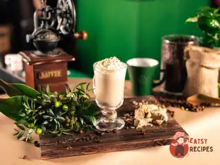 Кавовий коктейль з арахісовою халвою та кленовим сиропом