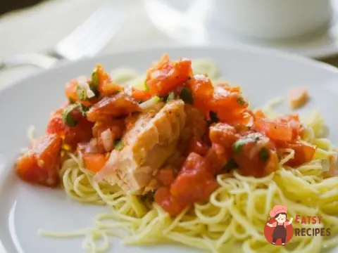 Салат з лосося та локшини з овочами.