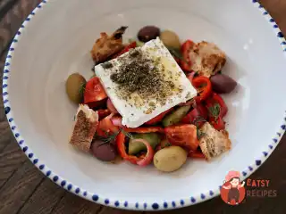 Грецький салат із пшеничним хлібом