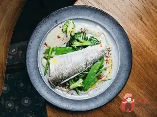 Філе сибаса з зеленими овочами та вершковим соусом