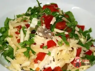 Листковий салат з яловичиною та овочами