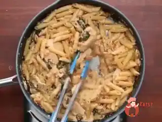 Паста з куркою та вершковим соусом