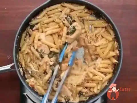 Паста з куркою та вершковим соусом