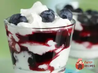 Збиті вершки з чорничним соусом