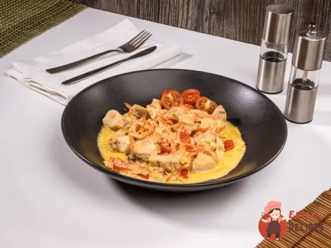 Курячі грудки з овочами у вершковому соусі