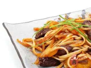 Яловичина з чилі, бобовими проростками, червоною цибулею та лаймом