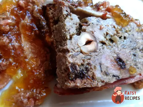 М'ясний паштет запечений з горіхами і чорносливом.