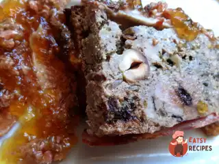 М'ясний паштет запечений з горіхами і чорносливом.