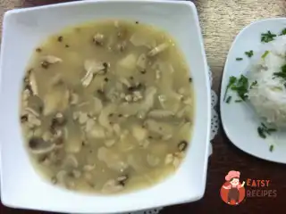 Курячий суп з лимонною травою та лаймом