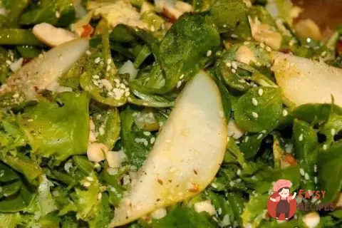 Зелений салат з квасолею, грушею та бразильськими горіхами