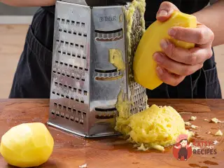 Крок 3: Драніки з фаршем