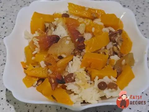 Гарбуз з рисом, родзинками, курагою та яблуком запечений у духовці
