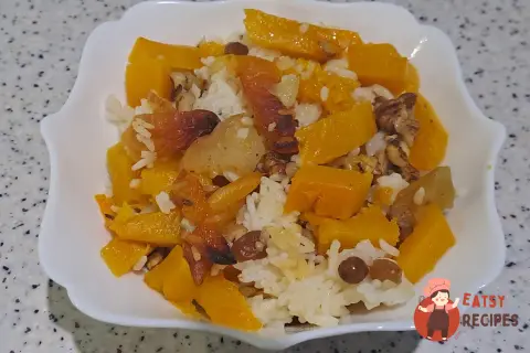 Гарбуз з рисом, родзинками, курагою та яблуком запечений у духовці