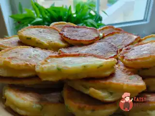 Оладки на сироватці із зеленою цибулею