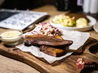 Варена мова із зеленою сальсою