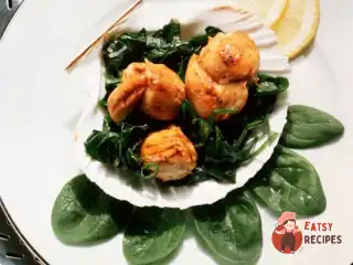 Гребінці з салатом пак-чою та кунжутом