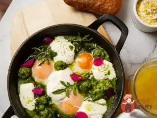 Зелена шакшука зі шпинатом, сиром страчатела та броколі