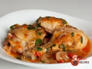 Курка тушкована з овочами