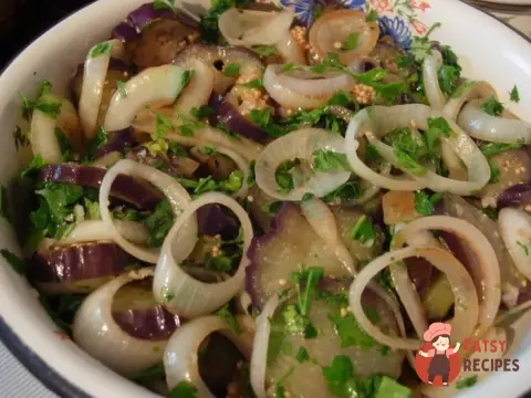 Мариновані баклажани з цибулею